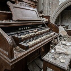 à vire normandie, l'orgue historique d'une église est gravement endommagé après une chute de pierre. une collecte de 39 000 € est lancée pour sa restauration et lui redonner vie.