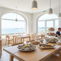 découvrez l'incroyable succès de ce restaurant breton qui, en seulement 3 mois depuis son ouverture, remporte une toq prestigieuse. un triomphe inattendu à ne pas manquer !
