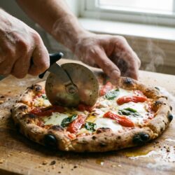 découvrez les saveurs authentiques d'italie en loire dans notre restaurant, où pizza, risotto et tiramisu faits maison vous transportent au cœur de la tradition italienne.