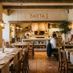découvrez quel budget prévoir pour savourer un dîner chez baieta, le restaurant de la plus jeune cheffe étoilée de france, et plongez dans une expérience culinaire exceptionnelle.