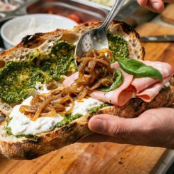 découvrez la recette gourmande du sandwich panuozzo au stracciatella, pesto et oignons caramélisés, une création savoureuse d'un restaurant qui ravira vos papilles.