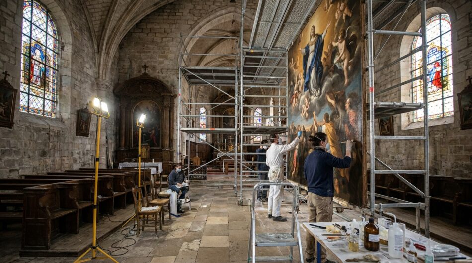 découvrez le défi majeur de la restauration d'un second tableau gravement endommagé dans cette église, une opération délicate pour préserver le patrimoine artistique.
