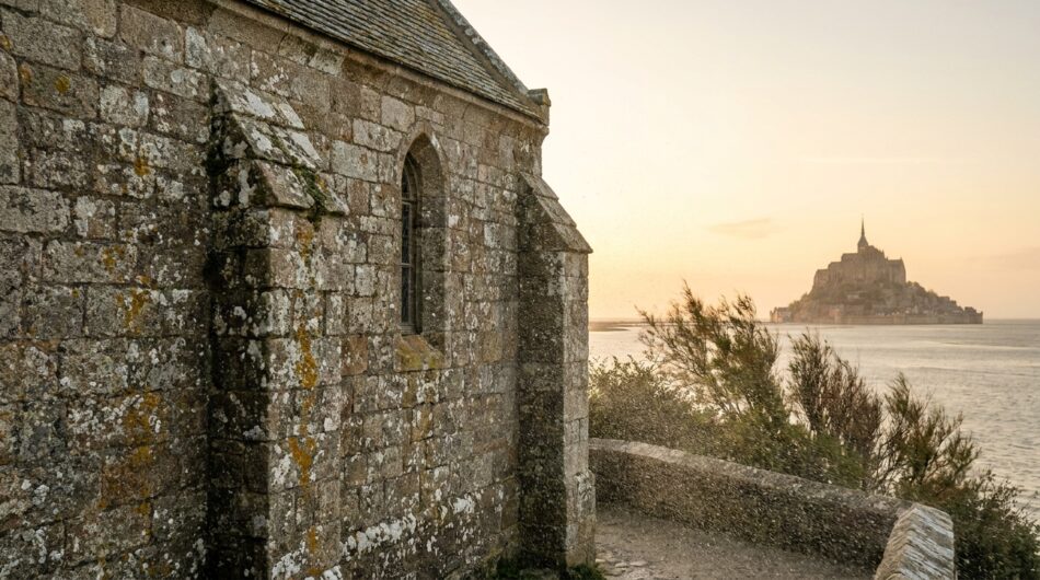 un don de 18 000 € contribue significativement à la restauration de la chapelle saint-aubert au mont-saint-michel, préservant ce patrimoine historique exceptionnel.