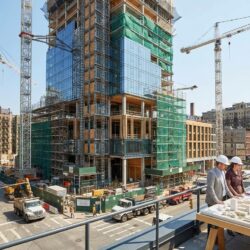 découvrez ce projet immobilier d'envergure comprenant 190 logements sur dix-sept étages, un restaurant et 5 000 m² de bureaux, alliant modernité et confort en plein développement.