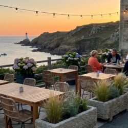 découvrez l'histoire inspirante de ces jeunes entrepreneurs de 27 ans qui ouvrent leur premier restaurant bistronomique avec une vue imprenable sur la mer en côtes-d'armor.