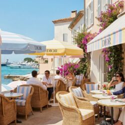 découvrez comment un chef triplement étoilé révolutionne la cuisine de la riviera à saint-tropez, au cœur du prestigieux monsieur dior, alliant tradition et innovation culinaire.