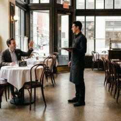 découvrez pourquoi un geste souvent perçu comme utile envers les serveurs au restaurant est en réalité celui qu'ils supportent le moins, pour mieux comprendre et améliorer votre expérience culinaire.