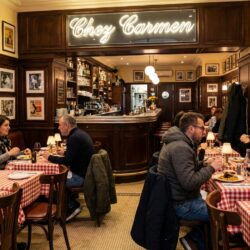 découvrez l'histoire vibrante de la buvette des abattoirs, un lieu emblématique où toute la communauté toulousaine se réunissait pour partager culture et convivialité.