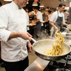 découvrez les secrets d'un ancien chef sur ce qui rend le goût des pâtes au restaurant si unique et savoureux.