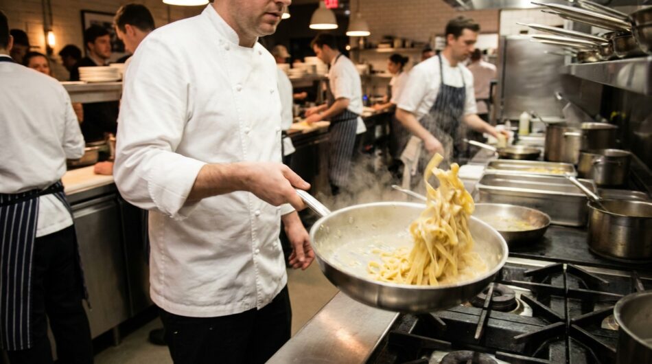 découvrez les secrets d'un ancien chef sur ce qui rend le goût des pâtes au restaurant si unique et savoureux.