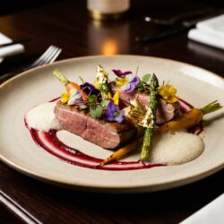 découvrez le bistro d'exception d'un chef renommé ayant cuisiné pour des milliardaires, mêlant haute gastronomie et saveurs accessibles pour une expérience culinaire unique.