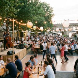 découvrez le nouveau coin guinguette, un cadre idyllique pour profiter de moments de détente et de gourmandise en plein air. vivez une expérience conviviale et savoureuse dans un décor charmant.