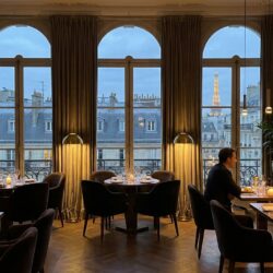 découvrez un restaurant secret au 8e étage dans le 17e arrondissement, un lieu unique pour une expérience culinaire exceptionnelle et intimiste.