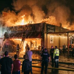un incendie dévastateur dans un bar voisin a gravement endommagé la toiture et le patio, laissant des traces de fumée inquiétantes et suscitant l'inquiétude dans le quartier.