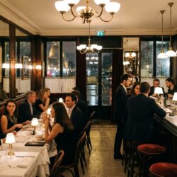 découvrez comment jennifer lopez a choisi un lieu élégant à paris pour dîner et le budget à prévoir pour profiter d'un repas dans ce restaurant prestigieux.
