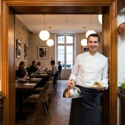 découvrez la belle excuse à thiers et son nouveau chef talentueux qui prend les commandes du restaurant pour vous offrir une expérience culinaire exceptionnelle.