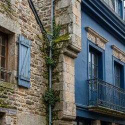découvrez comment la maison bleue de la rue de kerolay à lorient a été préservée des bombardements grâce à la présence du cimetière voisin, un témoignage unique de l'histoire locale.