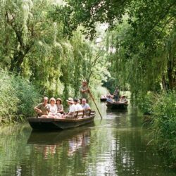 découvrez le marais poitevin et ses trois campings ainsi qu'un restaurant récompensés par la distinction « valeurs parc », un gage d'engagement et de qualité au cœur de la nature préservée.