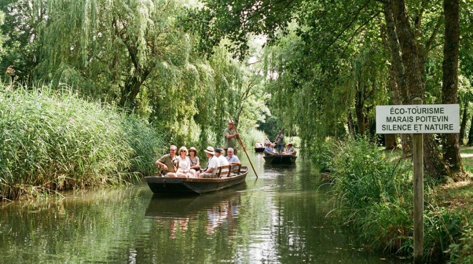 découvrez le marais poitevin et ses trois campings ainsi qu'un restaurant récompensés par la distinction « valeurs parc », un gage d'engagement et de qualité au cœur de la nature préservée.