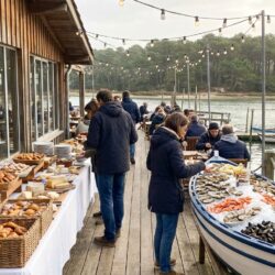 découvrez le restaurant familial préféré de marion cotillard au cap-ferret, proposant un brunch à volonté à seulement 45€. une adresse gourmande et conviviale à ne pas manquer.