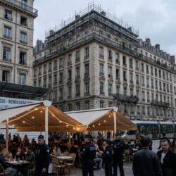 découvrez comment les fins de semaine dans la métropole de lyon se transforment en véritables défis à cause des tensions grandissantes entre voisins, et explorez les solutions possibles pour apaiser les conflits locaux.