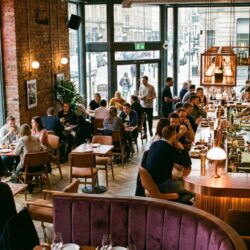un couple passionné ouvre le restaurant le palladium en plein cœur de la ville à la rentrée, réalisant leur rêve de retrouver un lieu qui leur ressemble.