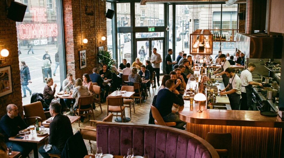 un couple passionné ouvre le restaurant le palladium en plein cœur de la ville à la rentrée, réalisant leur rêve de retrouver un lieu qui leur ressemble.