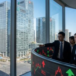 pékin sollicite l'intervention des banques et des assureurs pour stabiliser le marché boursier chinois face à une chute rapide des actions.