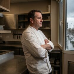 découvrez les défis rencontrés par simon carlier, chef du restaurant solides, qui évoque une année sans saison d'automne et fait face à une menace de fermeture dans un secteur en pleine crise.