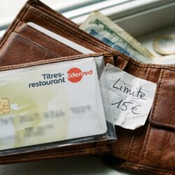 découvrez les nouvelles restrictions envisagées sur l'achat des titres-restaurant en supermarché, avec un plafond prochainement fixé à 15 euros.