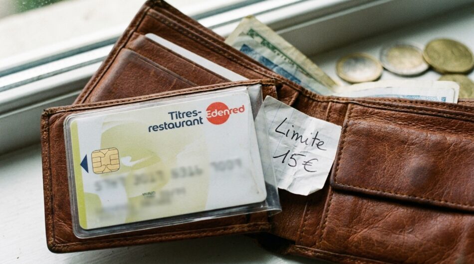 découvrez les nouvelles restrictions envisagées sur l'achat des titres-restaurant en supermarché, avec un plafond prochainement fixé à 15 euros.