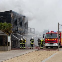 un incendie spectaculaire détruit un restaurant et trois appartements à guidel, laissant un quartier en ruines et bouleversant la vie des habitants.