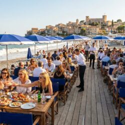 à cagnes-sur-mer, un restaurant de plage fait face à des défis pour assurer sa pérennité, tout en défendant l'avenir et les emplois de ses employés.