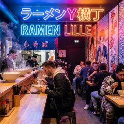 découvrez à lille un restaurant de ramen au décor manga unique qui séduit les gourmets grâce à ses bouillons authentiques et son ambiance originale.