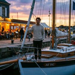 découvrez la saison unique d'adam sauzea à port-la-forêt, où il vit en toute liberté à bord de son bateau transformé en domicile flottant.