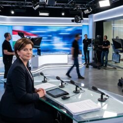 après une interruption de 44 jours, la chaîne publique hongroise relance enfin ses journaux d'information, marquant un retour attendu par le public.