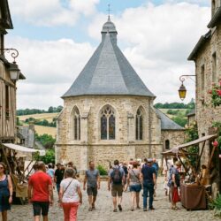 explorez un village médiéval unique en ardèche, alliant une chapelle restaurée pleine d'histoire et des caves mystérieuses à découvrir.