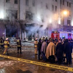 un attentat a eu lieu en russie hier soir, faisant au moins trois morts et 21 blessés dans un violent incident. suivez les dernières informations sur cet événement tragique.