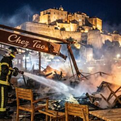 à calvi, une terrasse de restaurant a été gravement endommagée après la chute de débris provenant d'un feu d'artifice, provoquant inquiétude et dégâts matériels.