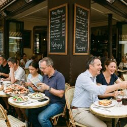 découvrez comment cet été, les français réussissent à maîtriser leur addition au restaurant en partageant trois plats pour six convives, alliant convivialité et économie.