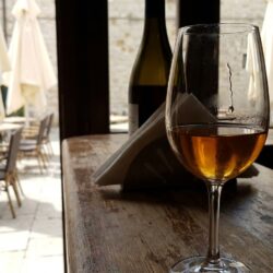 découvrez comment une escroquerie au vin au restaurant peut gonfler votre addition sans que vous vous en rendiez compte et apprenez à la détecter pour protéger votre budget.