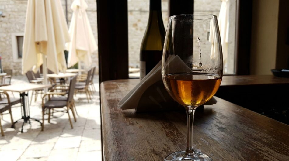 découvrez comment une escroquerie au vin au restaurant peut gonfler votre addition sans que vous vous en rendiez compte et apprenez à la détecter pour protéger votre budget.
