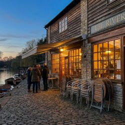 après 16 ans d'aventure, françois bouis annonce la fermeture du bar-restaurant sur les quais à crest, marquant la fin d'une époque emblématique pour les habitués et la ville.