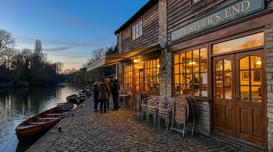 après 16 ans d'aventure, françois bouis annonce la fermeture du bar-restaurant sur les quais à crest, marquant la fin d'une époque emblématique pour les habitués et la ville.