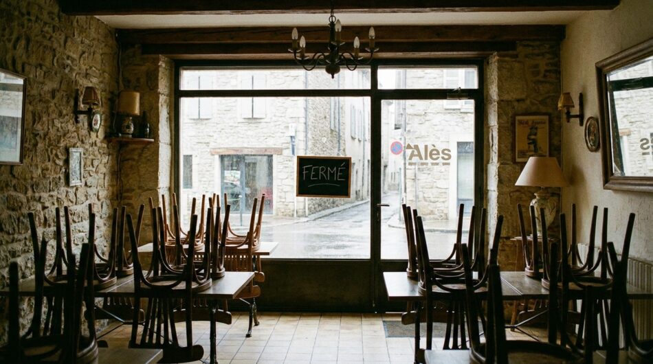un restaurant situé dans le gard est contraint de fermer ses portes après la découverte de graves infractions aux normes d'hygiène, mettant en lumière des risques pour la santé publique.