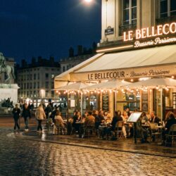 découvrez l'inauguration prochaine d'un nouveau restaurant gastronomique très attendu, situé au cœur de la place bellecour à lyon, alliant saveurs raffinées et cadre élégant.