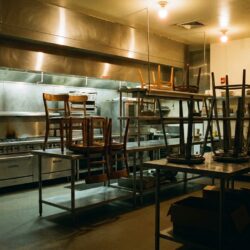 jean imbert, célèbre chef étoilé, fait face à des accusations de violences qui ont conduit à la perte de son restaurant étoilé. découvrez les détails de cette affaire.