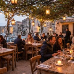 découvrez le petit port, l'emblématique restaurant repris par un ancien plagiste, qui vous embarque dans une aventure culinaire innovante alliant tradition et créativité.