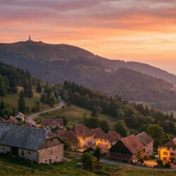 découvrez lepuix au ballon d’alsace, où les promeneurs profitent pleinement de la beauté naturelle et du calme ressourçant de la montagne.