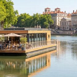 découvrez modulo, l'incontournable barge à lyon 6e, un lieu unique sur le rhône alliant détente, convivialité et ambiance exceptionnelle.